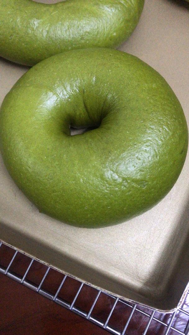 绿油油的抹茶红豆贝果