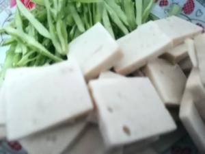 🍑胶原蛋白满满—超简单🧀豌豆荚🍢鱼豆腐🍞的做法 步骤1