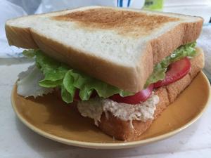 蒜香金枪鱼蛋黄酱三明治的做法 步骤8