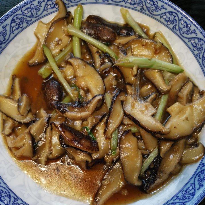 分享一个香菇好吃的做法，不用烧鸡不用炖汤，简单炒一炒，真香