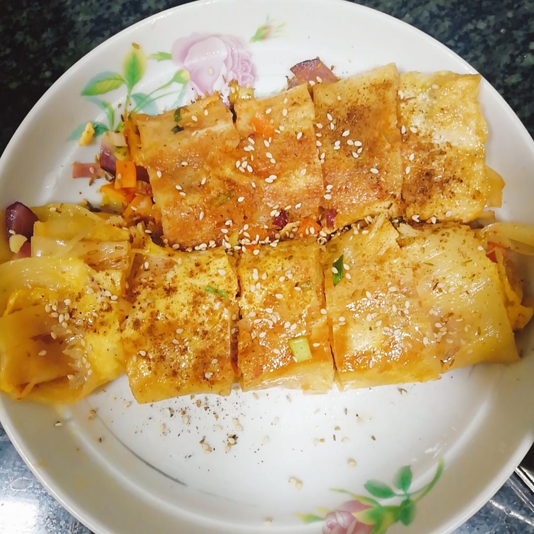 【东北烤冷面】热乎乎的烤冷面，8元吃饱真划算！