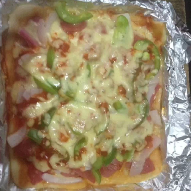 薄饼脆皮火腿pizza