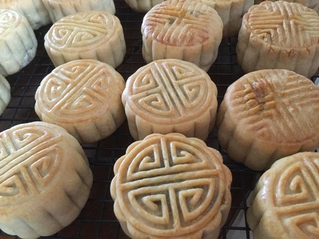 广式月饼—蛋黄莲蓉月饼