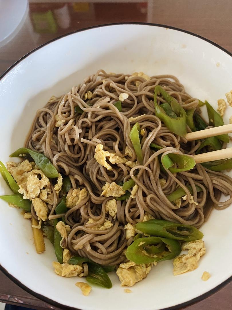 挂面神仙吃法㊙️香到舔盘子的青椒鸡蛋拌面