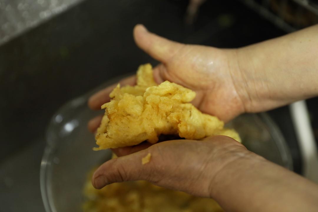 如何处理油发食物（鱼肚、蹄筋、肉皮、油豆腐皮等）的做法 步骤7