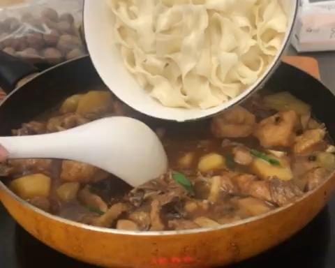 香喷喷鸡肉刀削面