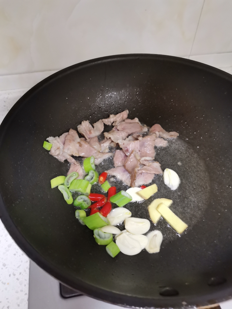 快炒，平菇炒肉，蘑菇炒出肉味道的做法 步骤4