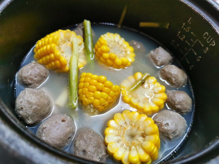 莲藕玉米菌菇牛肉丸汤
