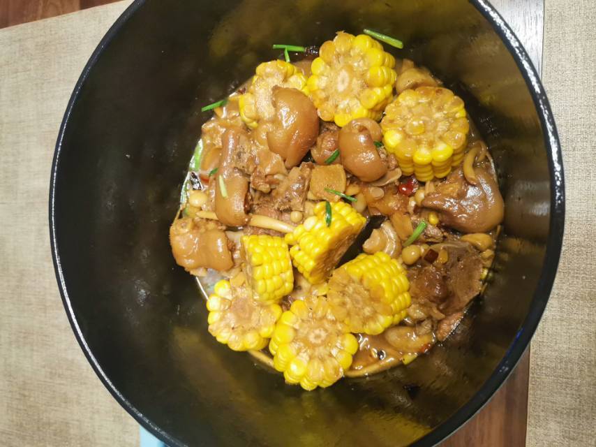 玉米炖猪蹄