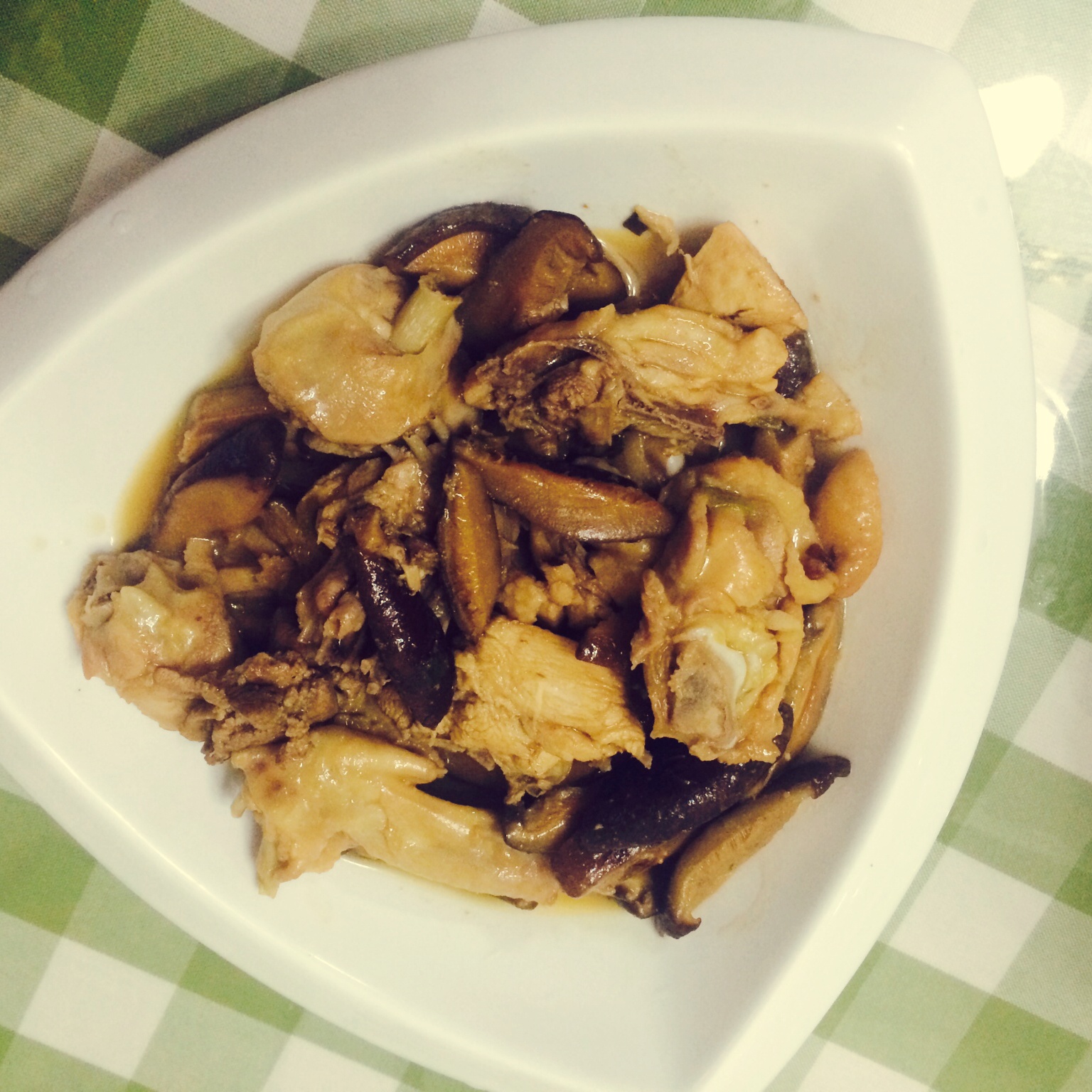 吃香菇焖鸡腿，好下饭。