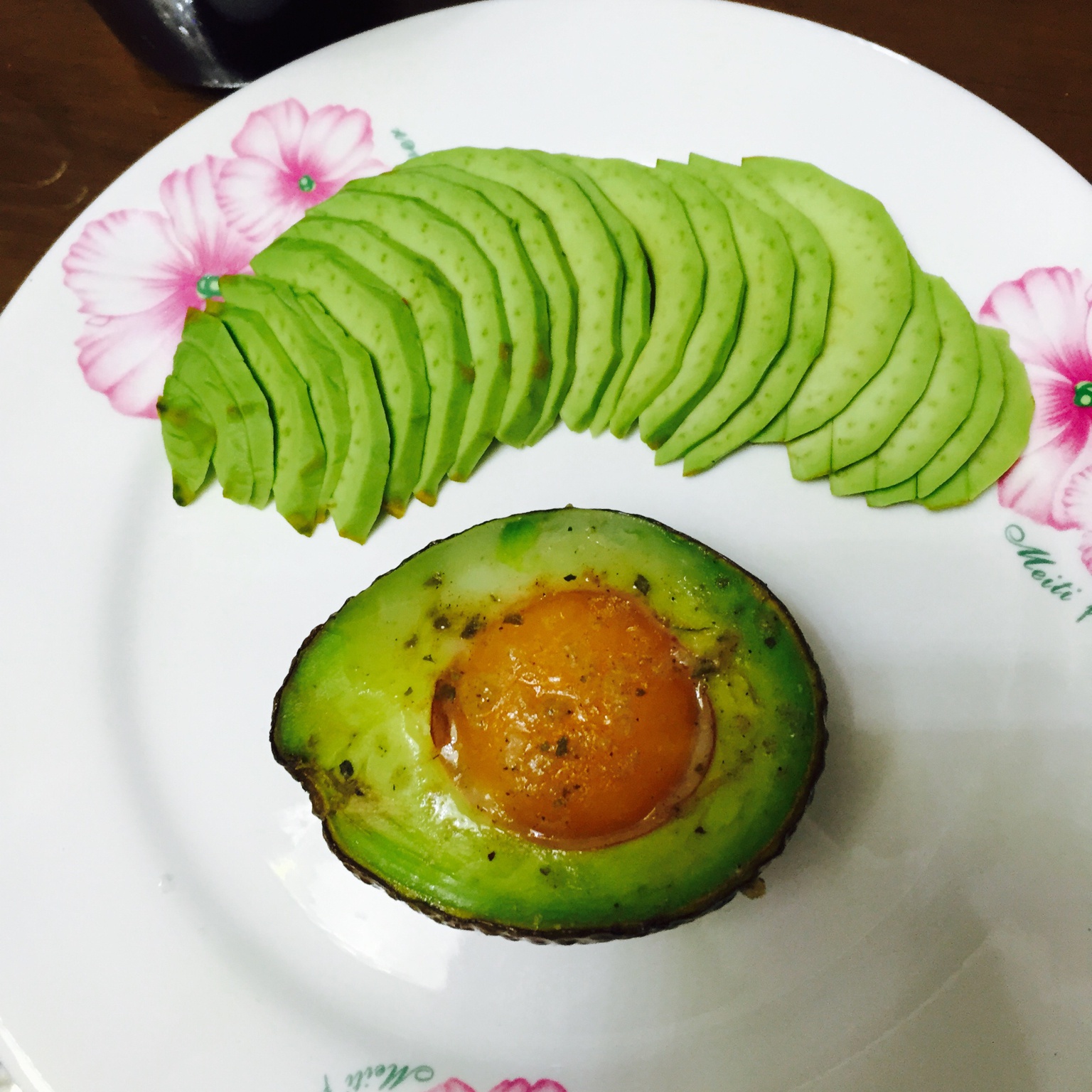 牛油果烤鸡蛋