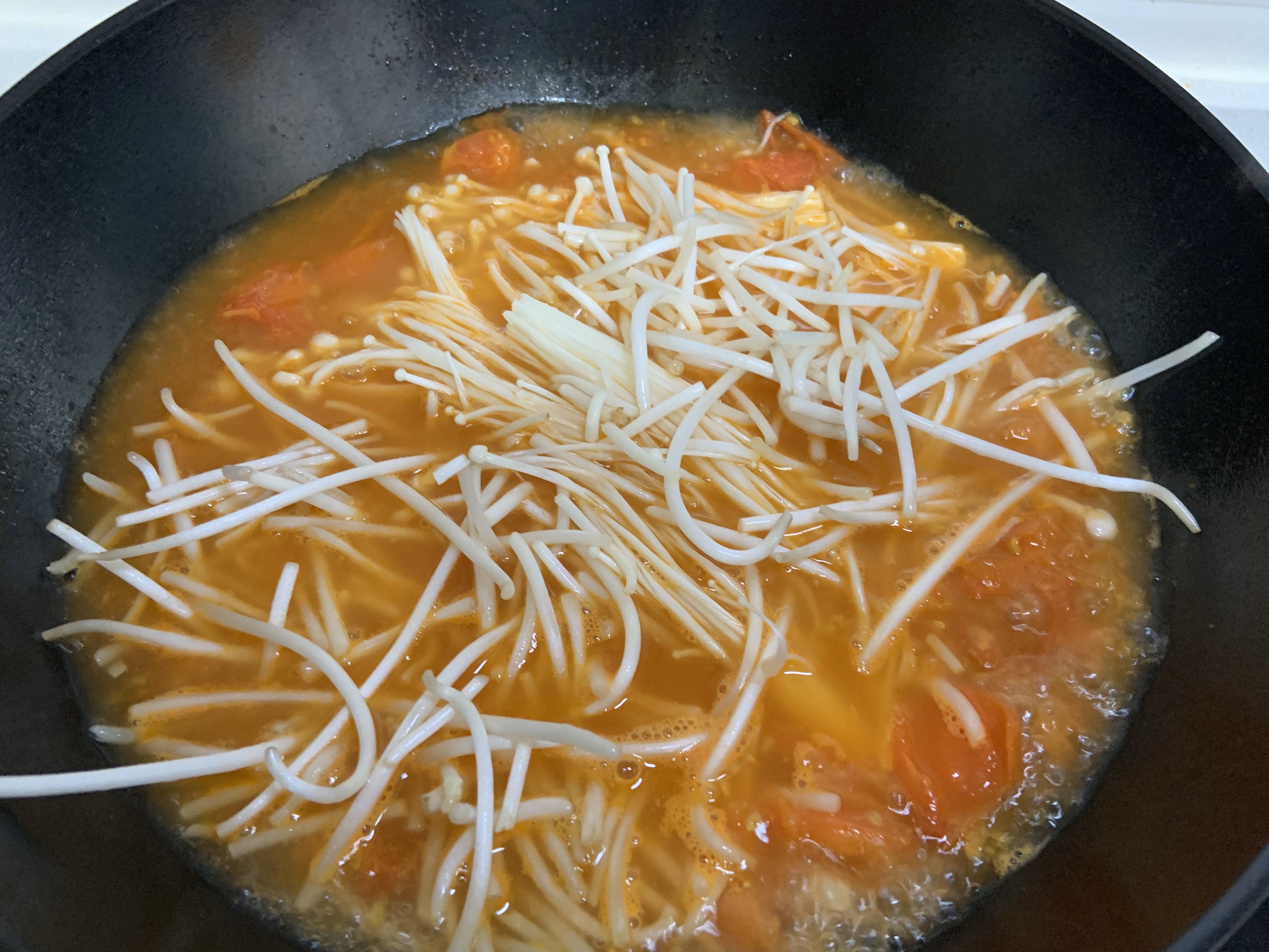 超快的番茄金针菇肥牛煲的做法 步骤6
