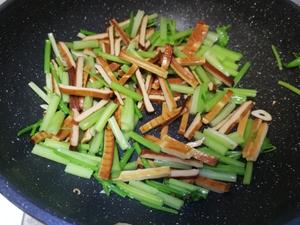 芹菜炒豆干—太太乐鲜鸡汁的做法 步骤3