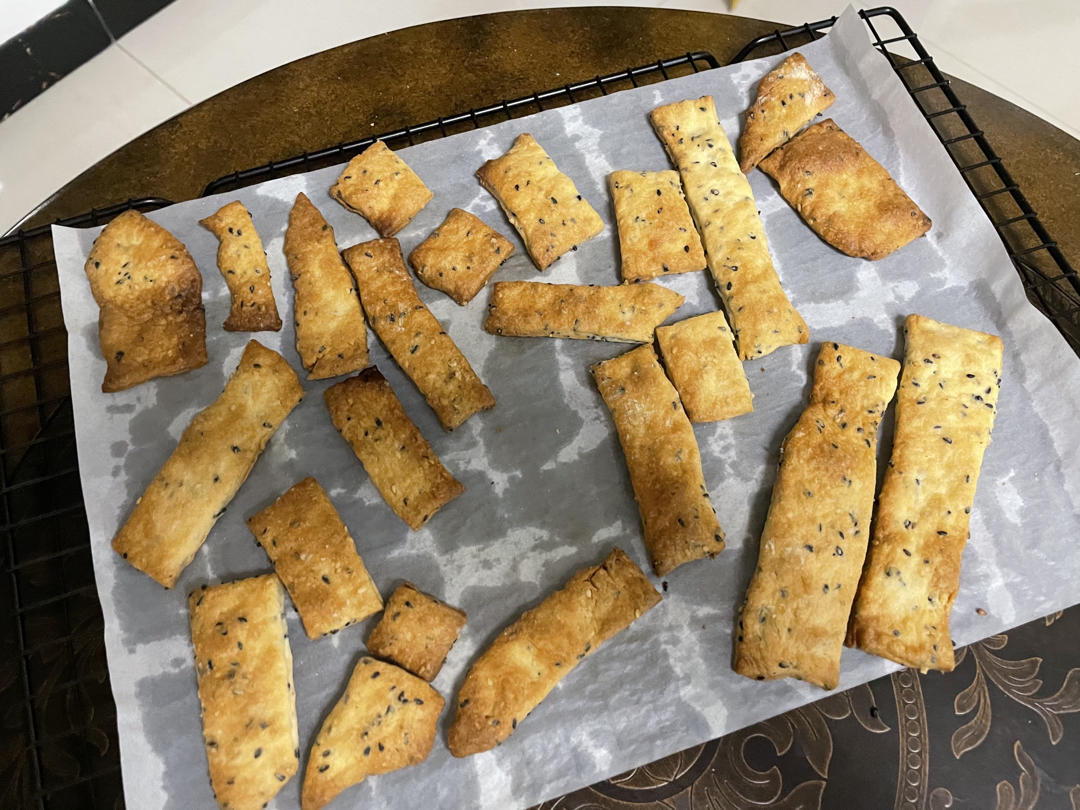 多余打发奶油的用法：香脆芝麻饼干