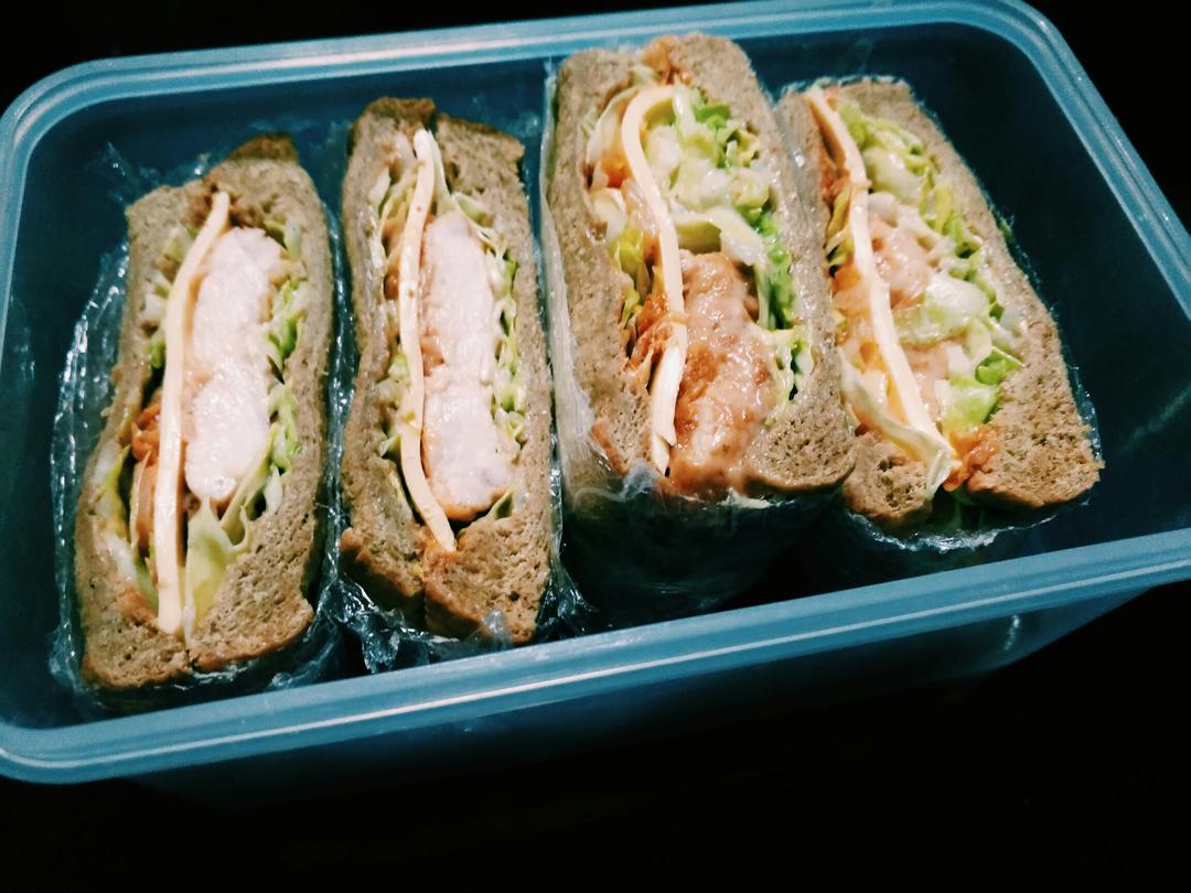 泡菜鸡腿三明治