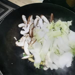 白菜炒香菇的做法 步骤5
