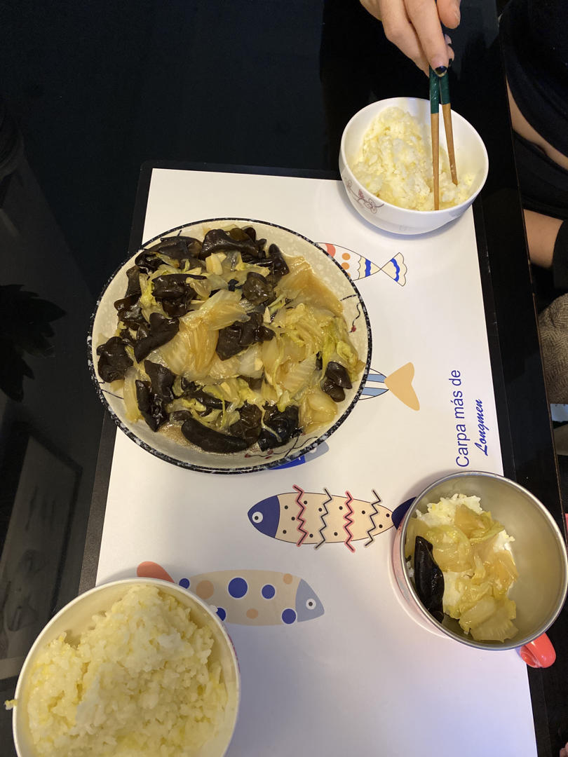 上班族的快手简单晚餐——白菜片炒木耳