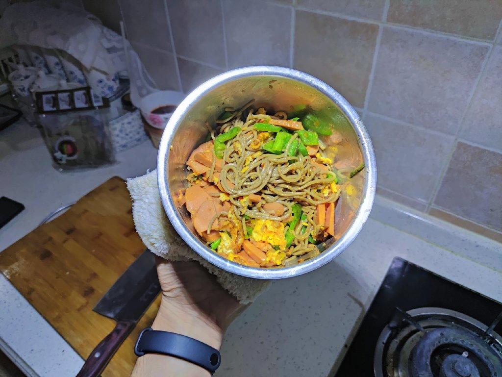 火腿肠鸡蛋炒面