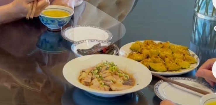 套餐   葱油鸡腿，小米粥，蛋黄南瓜的做法