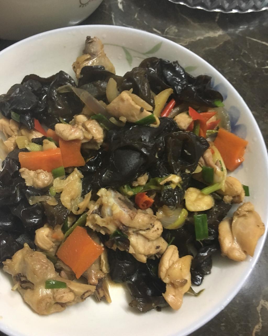 鸡肉炒木耳（或云耳都可以)（家常菜）
