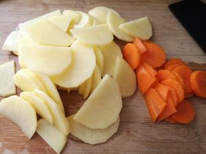 土豆胡萝卜牛肉片的做法 步骤2