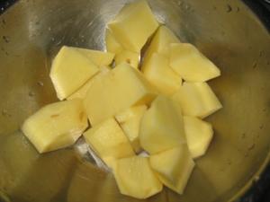 五香土豆焖鸭的做法 步骤2