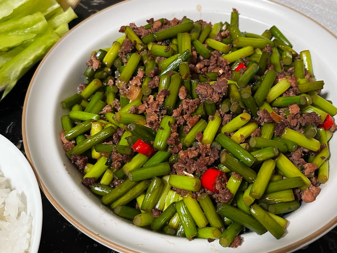 蒜苔炒肉末，三碗米饭都不够吃