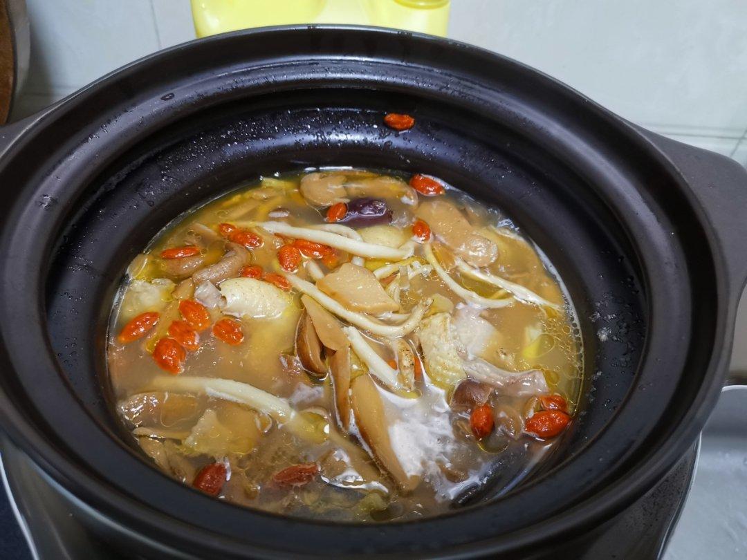 野生松茸炖鸡汤