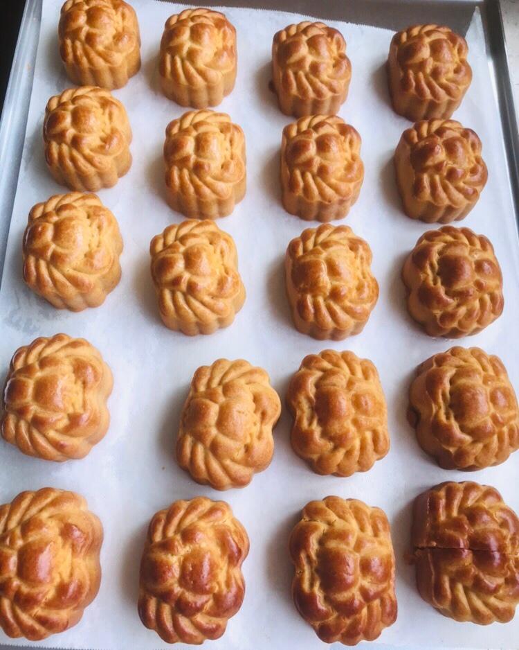 椰蓉蛋黄月饼