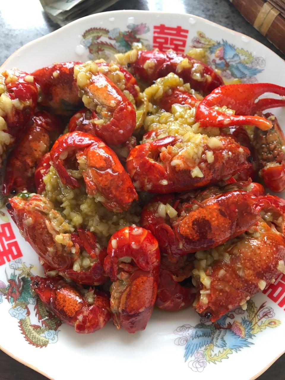 挂着铃铛的猫做的蒜泥龙虾