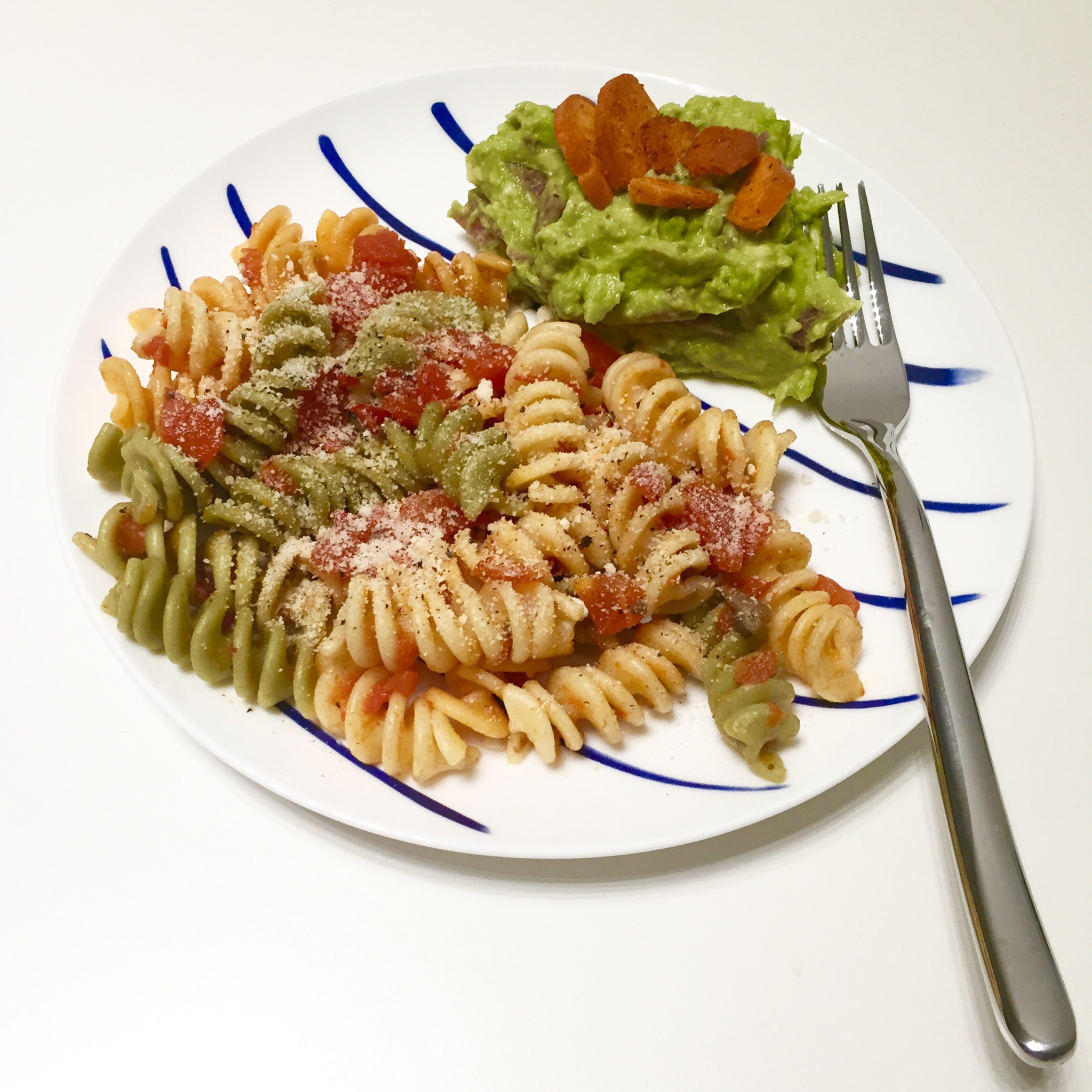 无油版通心粉——牛油果酸奶酱配辣味虾