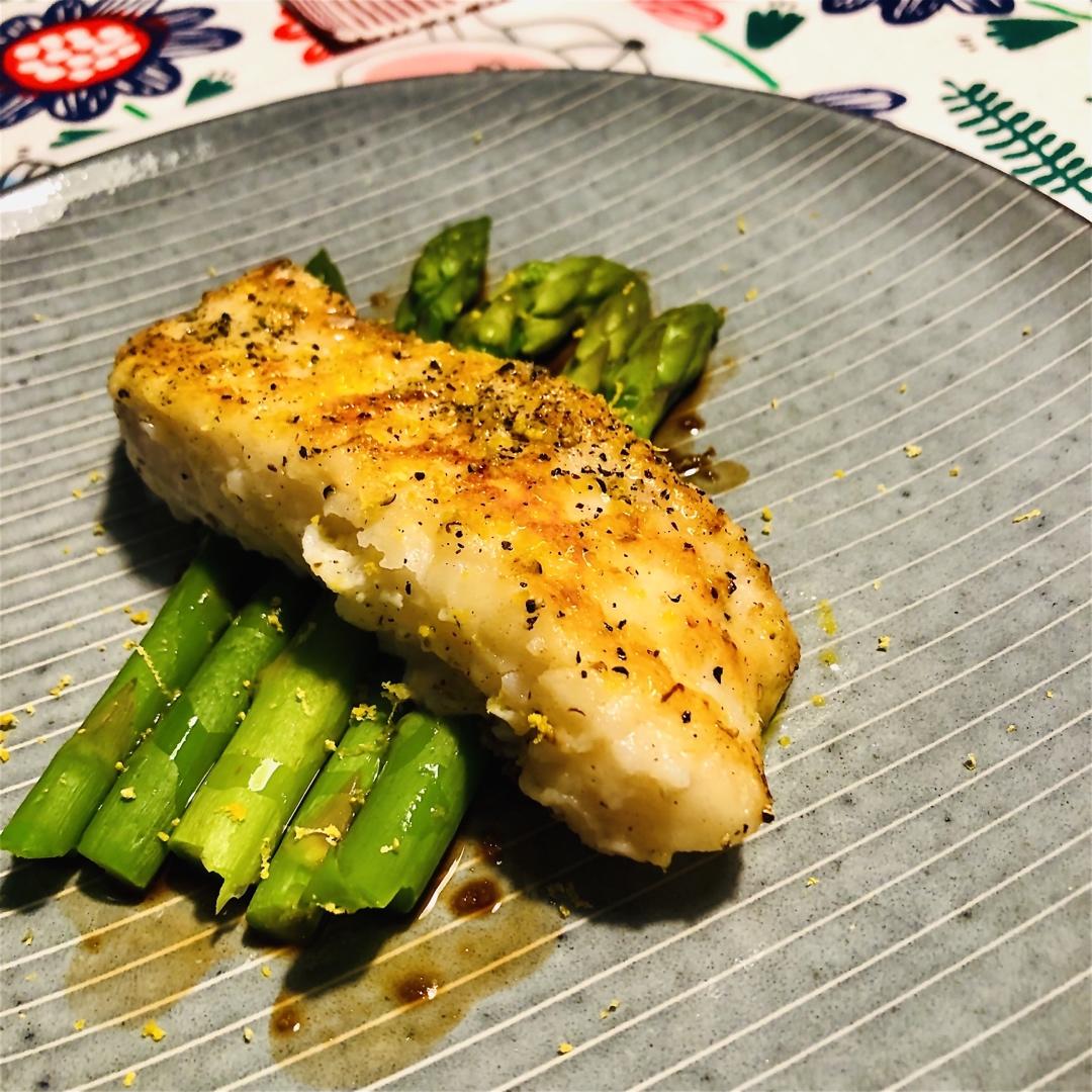 香煎银鳕鱼佐白芦笋-White asparagus with Pan-Fried Codfish