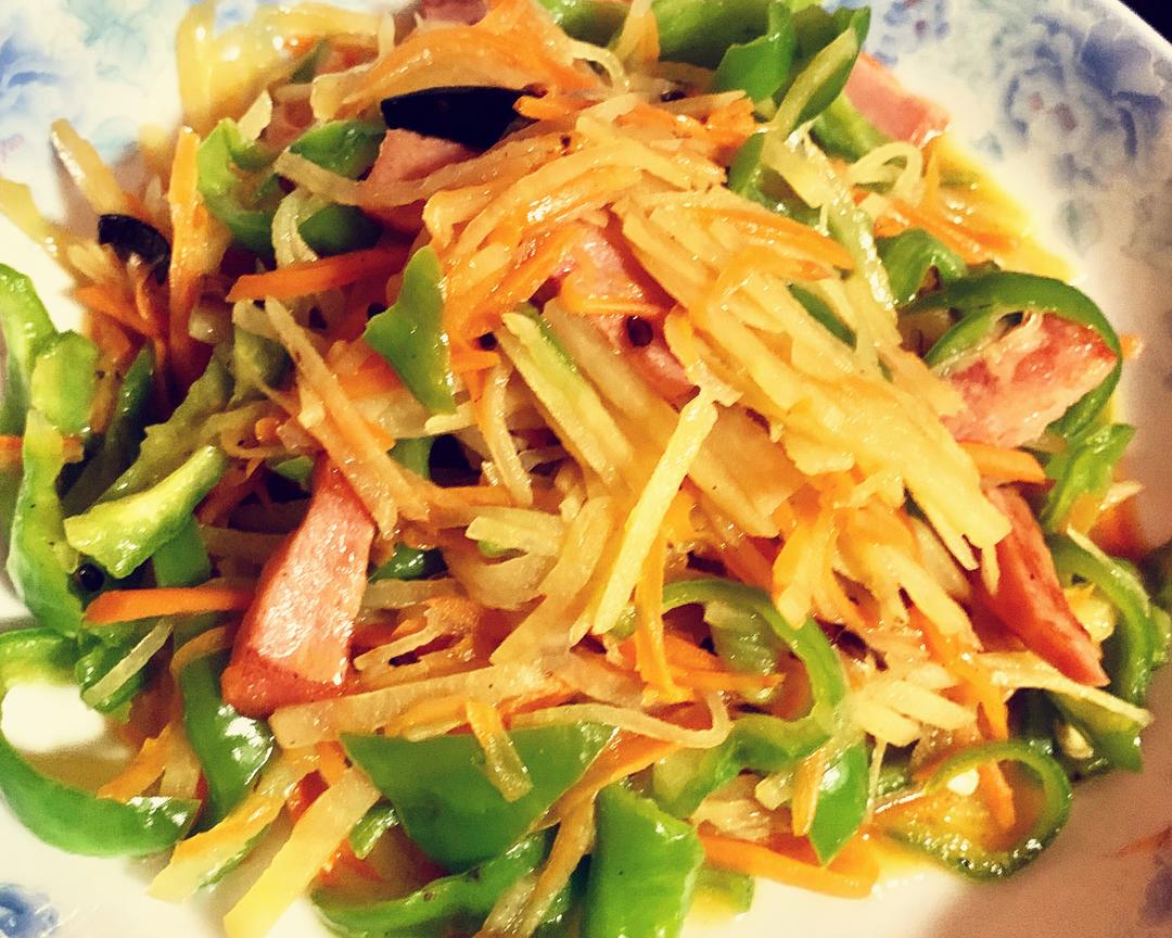 彩虹土豆丝，青椒火腿胡萝卜群英会，酸辣爽口的做法