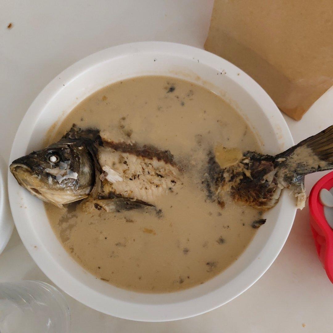 清炖鲫鱼汤 三个关键步骤让你轻松炖出汤浓味鲜色白似奶的鲫鱼汤