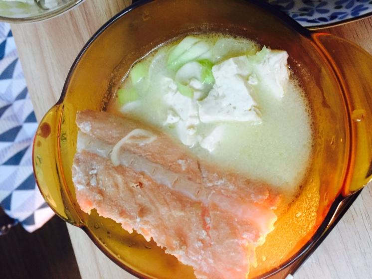 三文鱼骨豆腐味增汤的做法