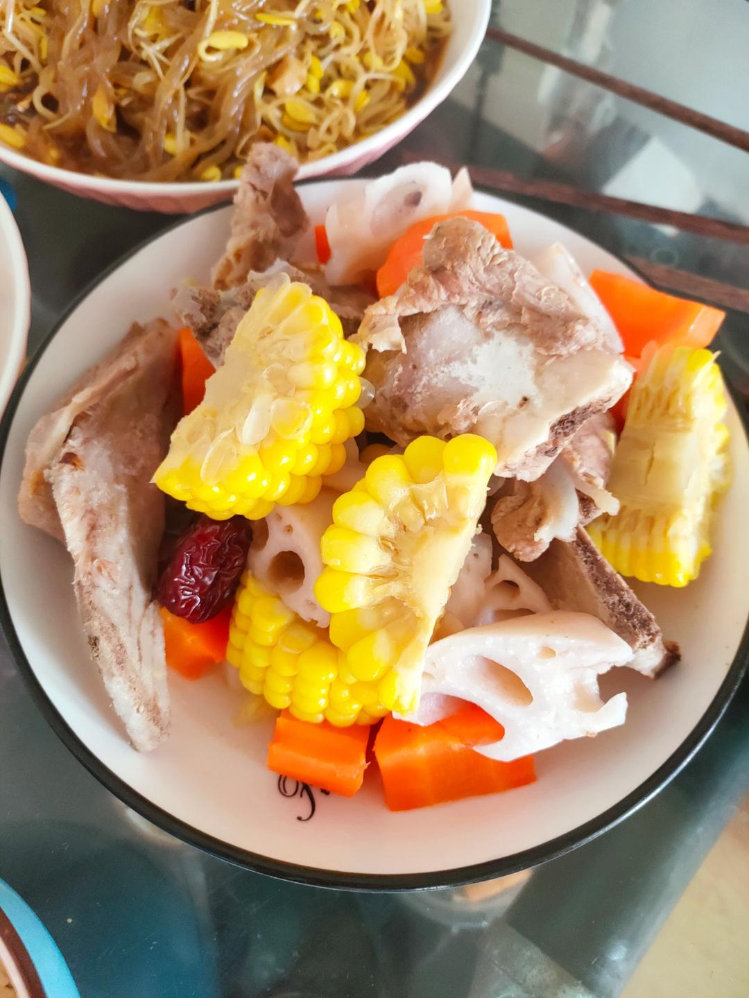 连吃三碗的玉米山药排骨汤