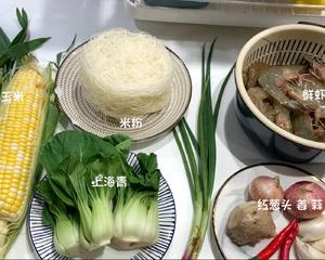 【每日晚餐#26】鲜虾米粉煲~ 简单又美味的海鲜家常菜～的做法 步骤1