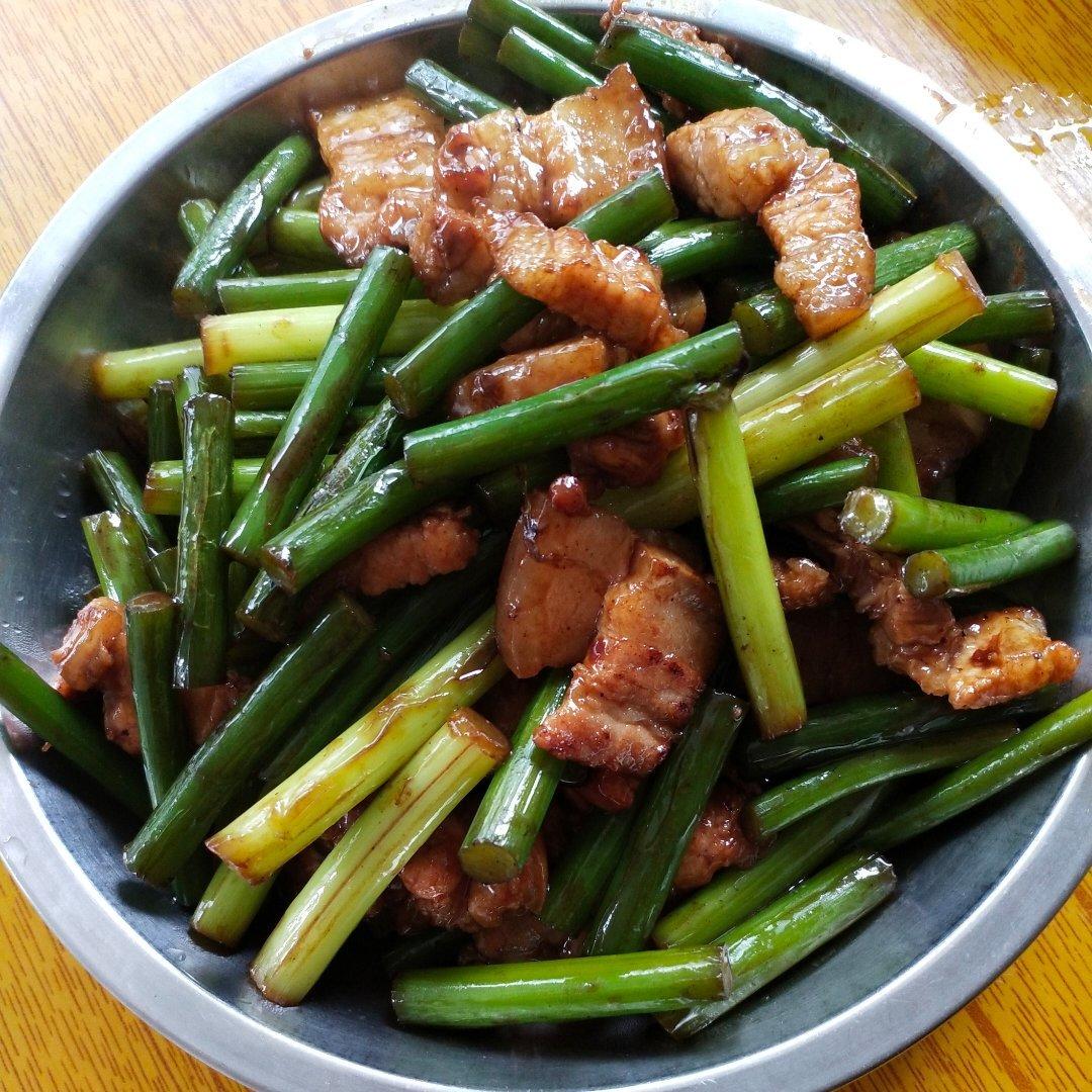 五花肉炒蒜心