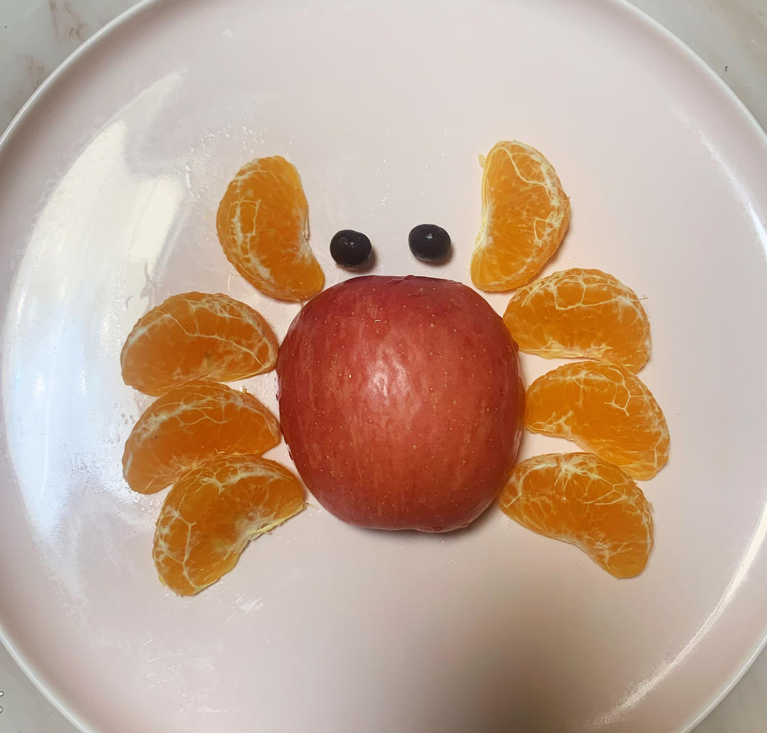 小螃蟹水果拼盘