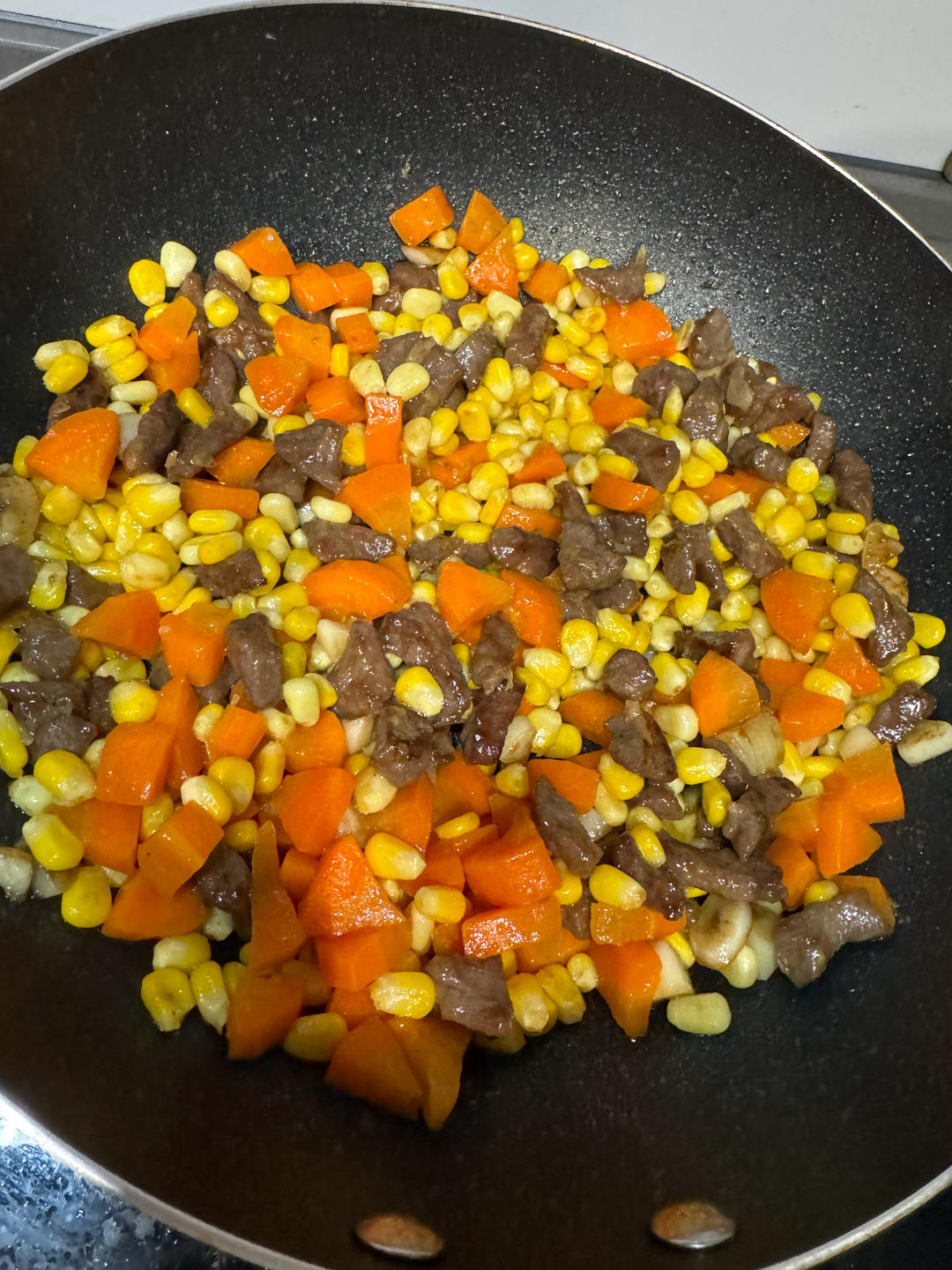 小朋友都喜欢的葱香蔬菜嫩爆牛肉粒