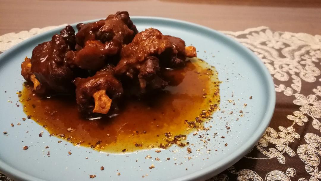 红酒煨牛尾