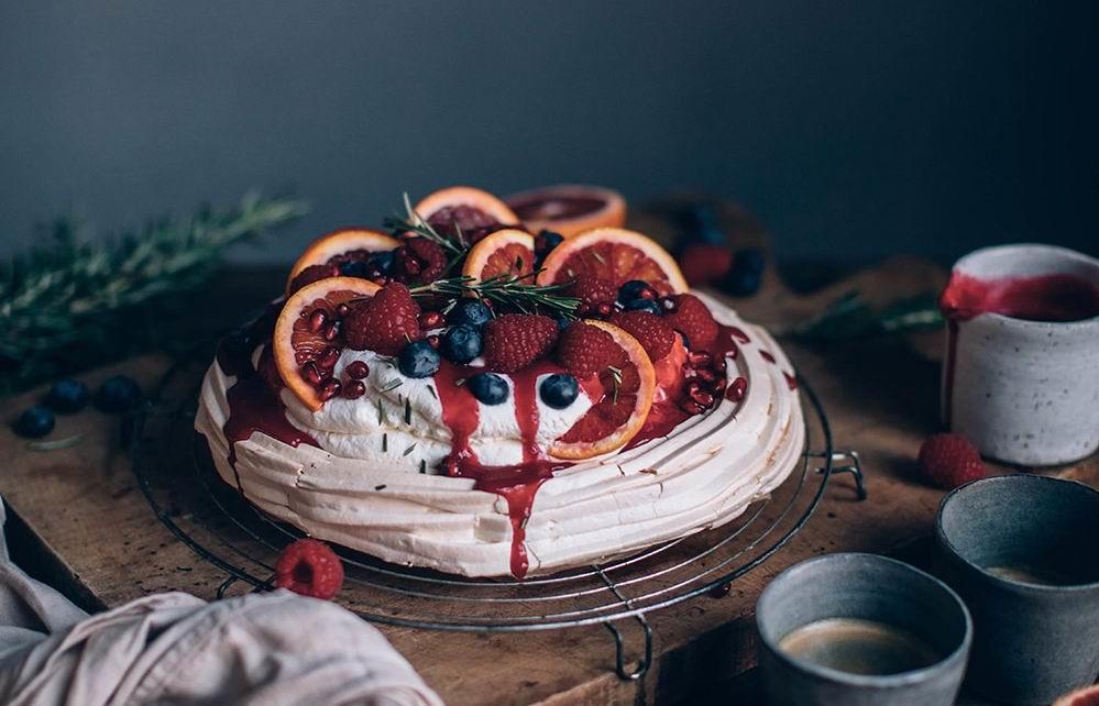 血橙莓果帕芙洛娃Easy & delicious Blood Orange-Berry Pavlova with Berry Sauce的做法