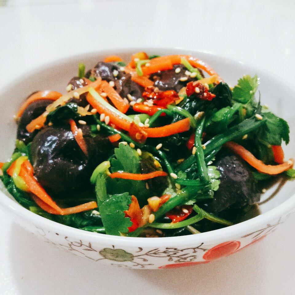 清晨食堂做的凉拌胡萝卜黑木耳