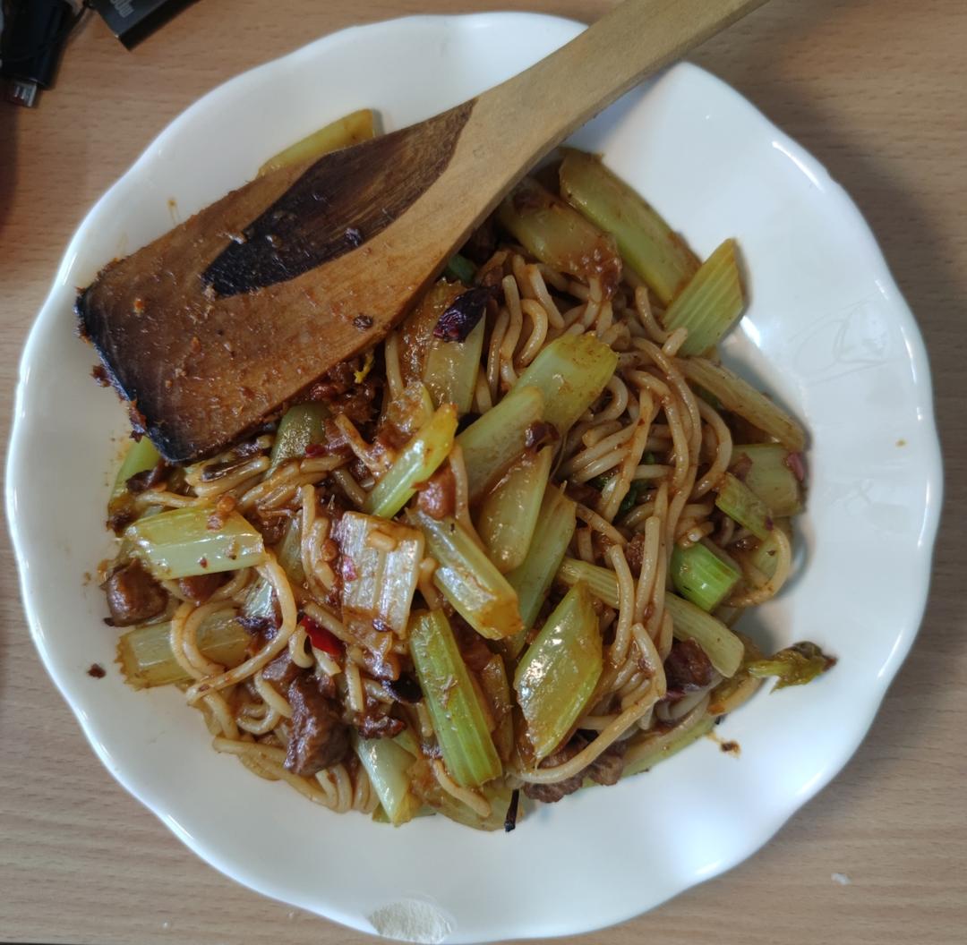 芹菜粉条炒肉