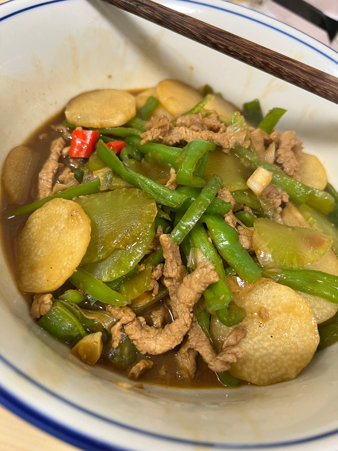 青椒肉丝，这样炒太好吃了。