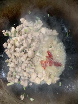 辣椒小炒鸡(鸡腿肉)的做法 步骤4