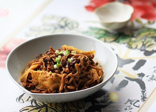 鸡米菇炖虾肉蛋饺的做法