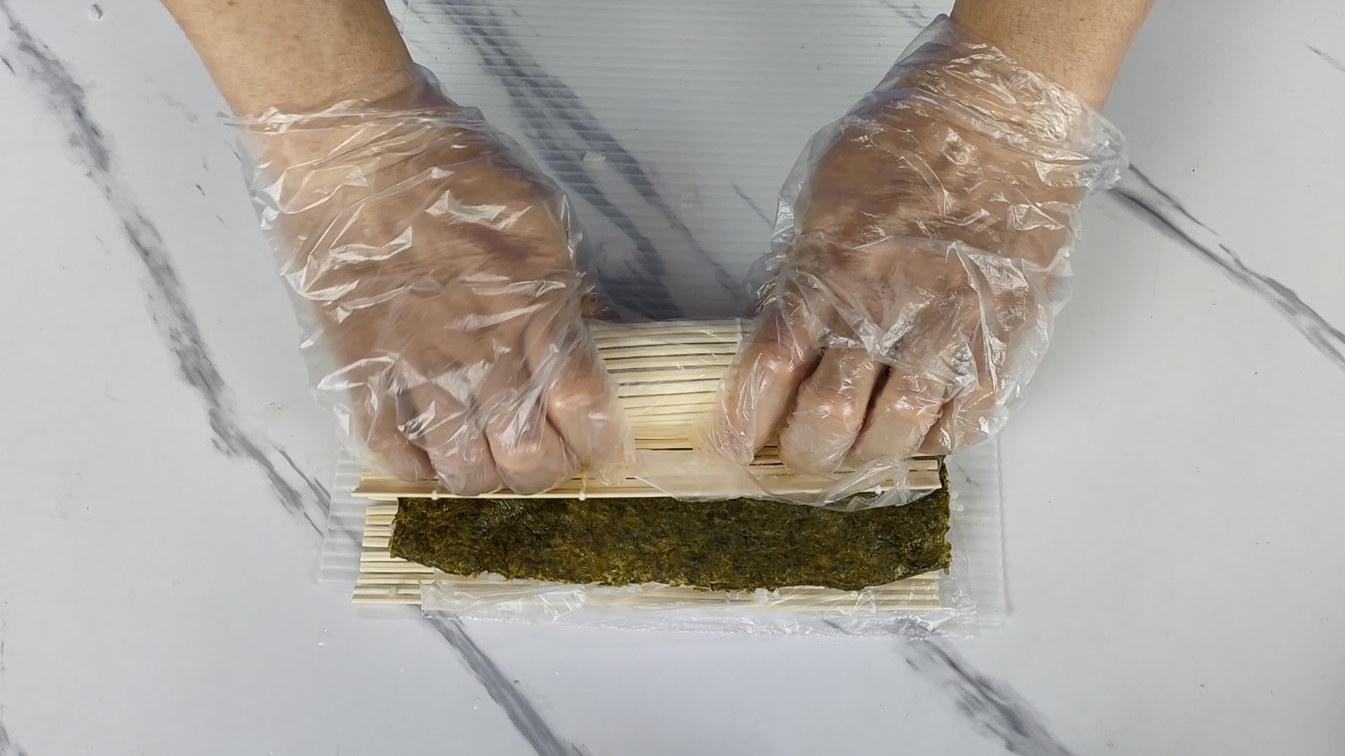 在家简易自制蟹棒肉松反卷寿司的做法 步骤6