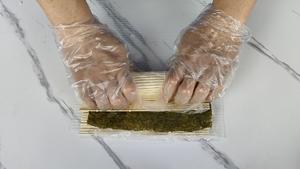 在家简易自制蟹棒肉松反卷寿司的做法 步骤6