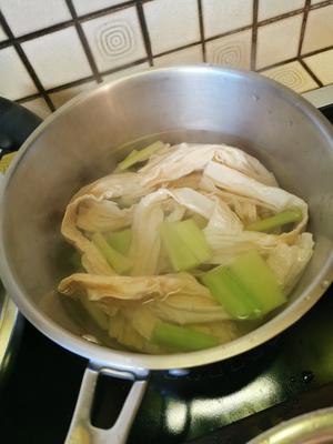 西芹拌腐竹(原味/辣味版)的做法 步骤2